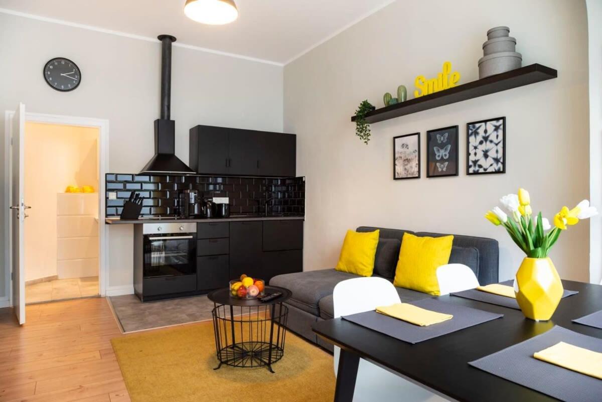 Kudamm Plus Ac Plus Selfcheckin Plus Free Street Parking Berlin Bagian luar foto