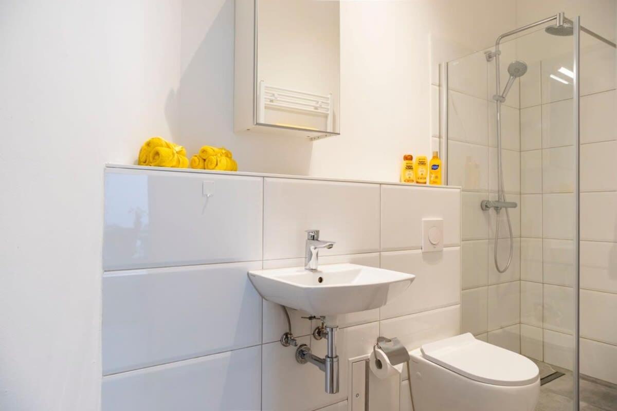 Kudamm Plus Ac Plus Selfcheckin Plus Free Street Parking Berlin Bagian luar foto